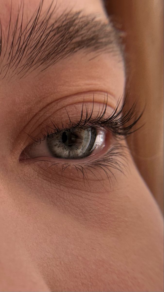 Una detersione delicata, senza bruciore: il comfort per ciglia e sopracciglia.